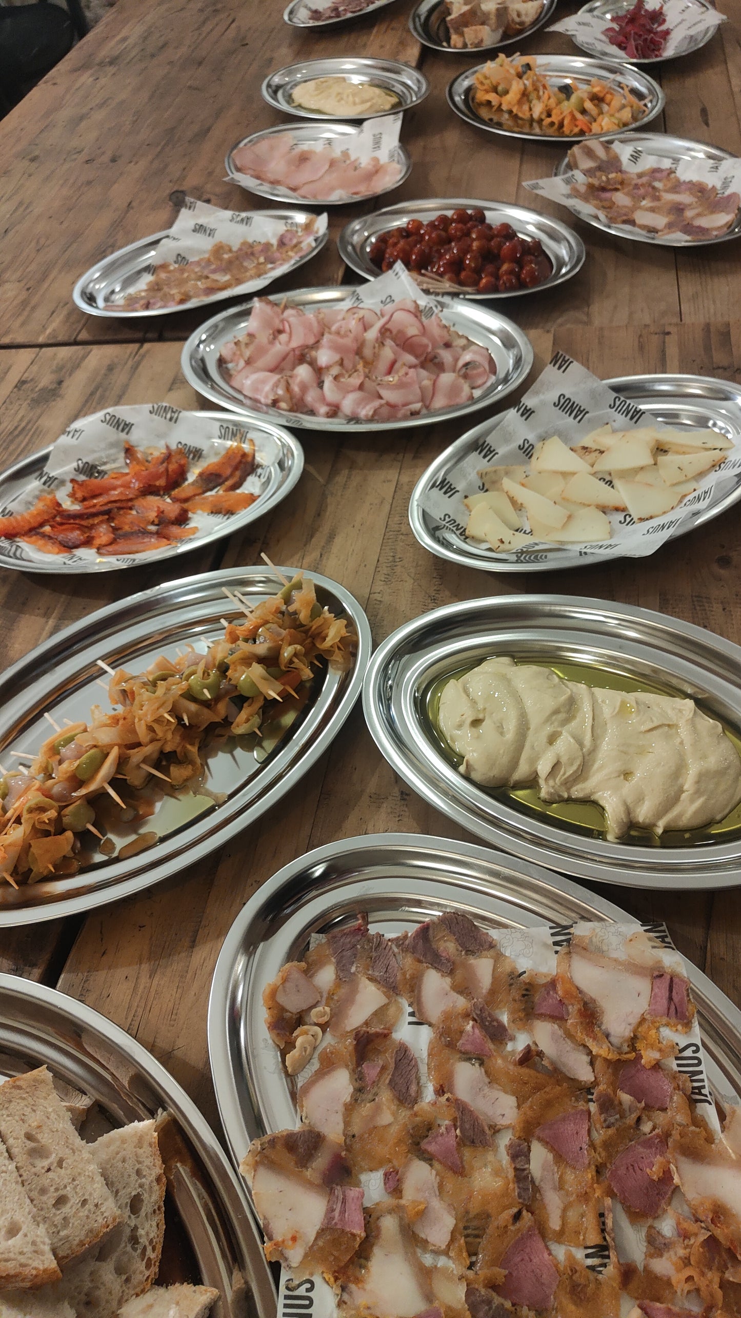 Cena en JANUS: Tapas y embutidos