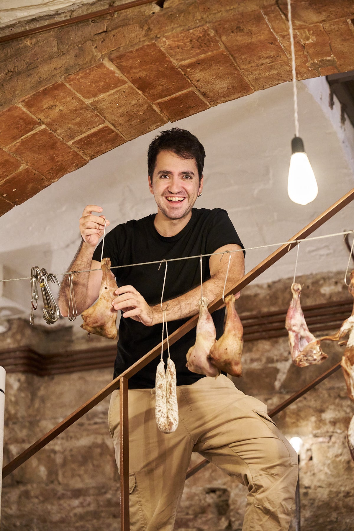 Robert Ruiz trabajando con técnicas de conservación y fermentación de alimentos